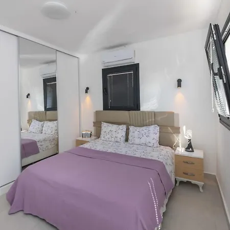Pleasant Flat With Garden In The Heart Of *