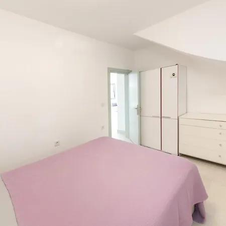 Pleasant Flat With Garden In The Heart Of Lägenhet