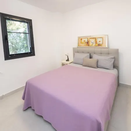 Lägenhet Pleasant Flat With Garden In The Heart Of